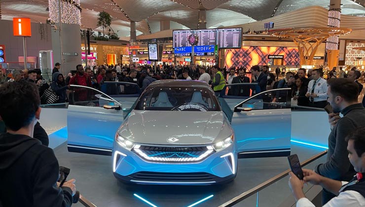 Togg Konsept Akıllı Cihazı İGA İstanbul Havalimanı’nda yolcularla buluşuyor