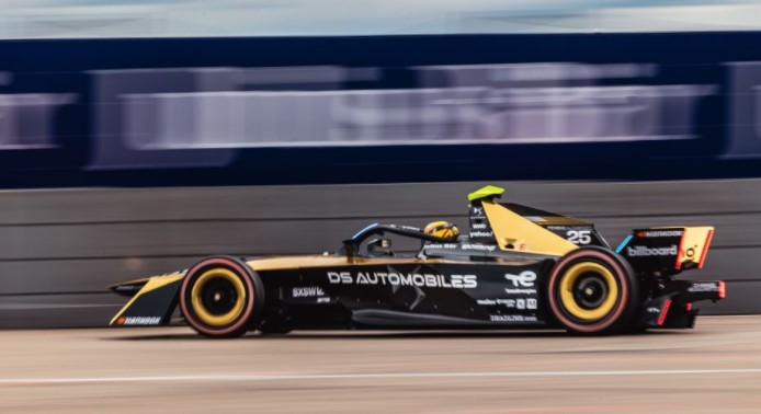 DS Automobiles ve Jean Eric Vergne üçüncü kez podyumda