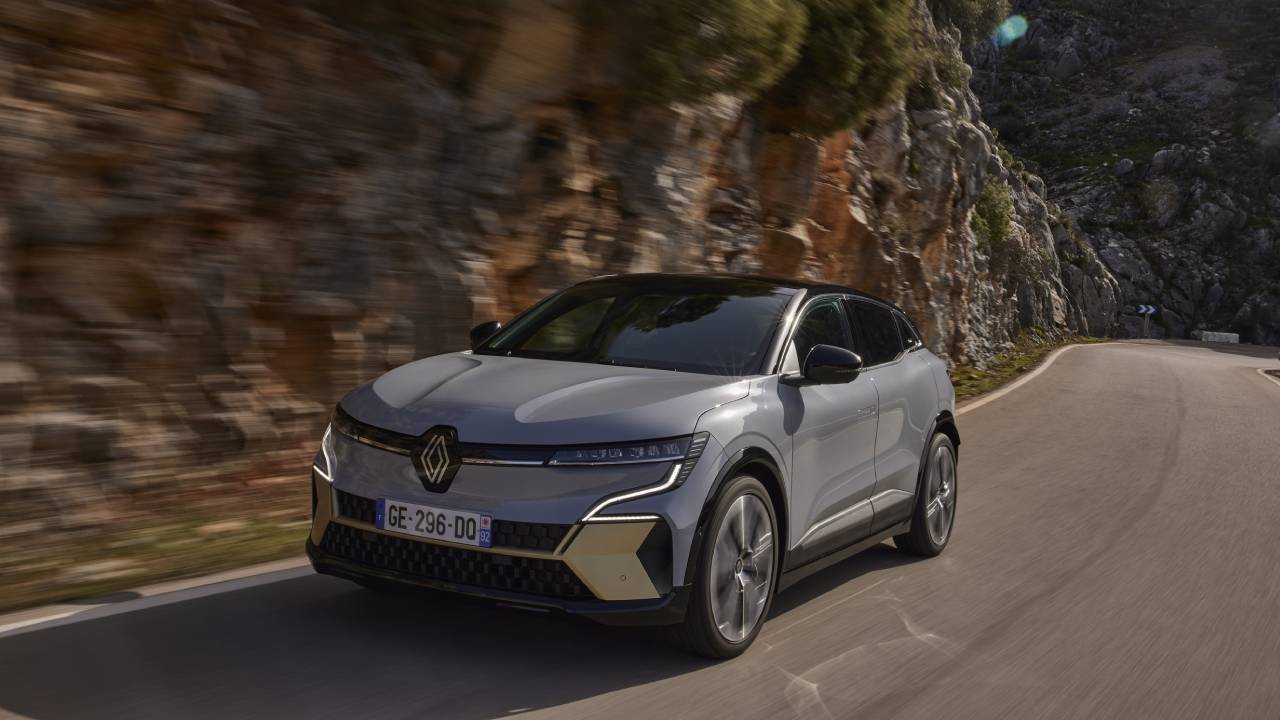 Yeni Megane E-Tech yüzde 100 elektrikli ön siparişe açılıyor