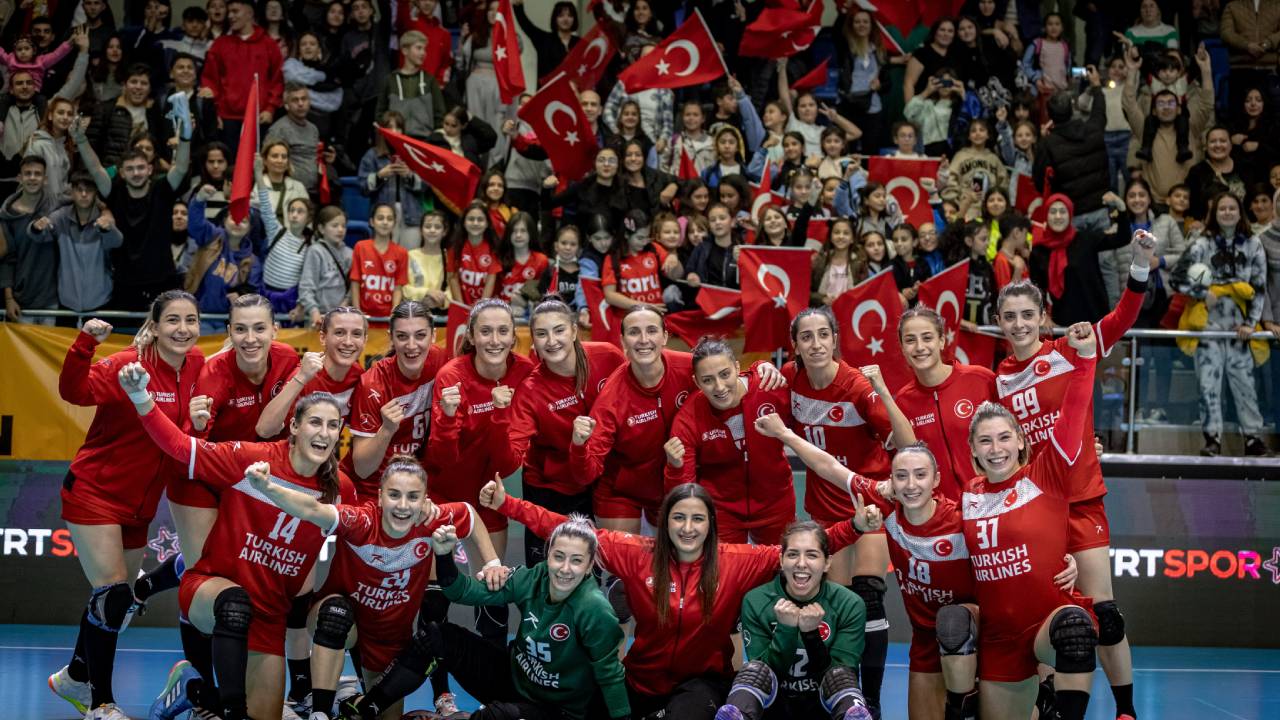 Mercedes-Benz Türk, Türkiye Hentbol Federasyonu Milli Takımları’nın resmi ulaşım sponsoru olmaya devam ediyor