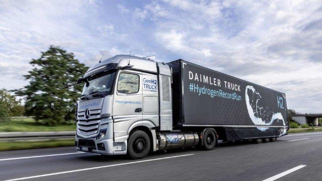 Mercedes-Benz GenH2 kamyon, sıvı hidrojen yakıtıyla tek dolumla 1000 kilometre rekorunu kırdı