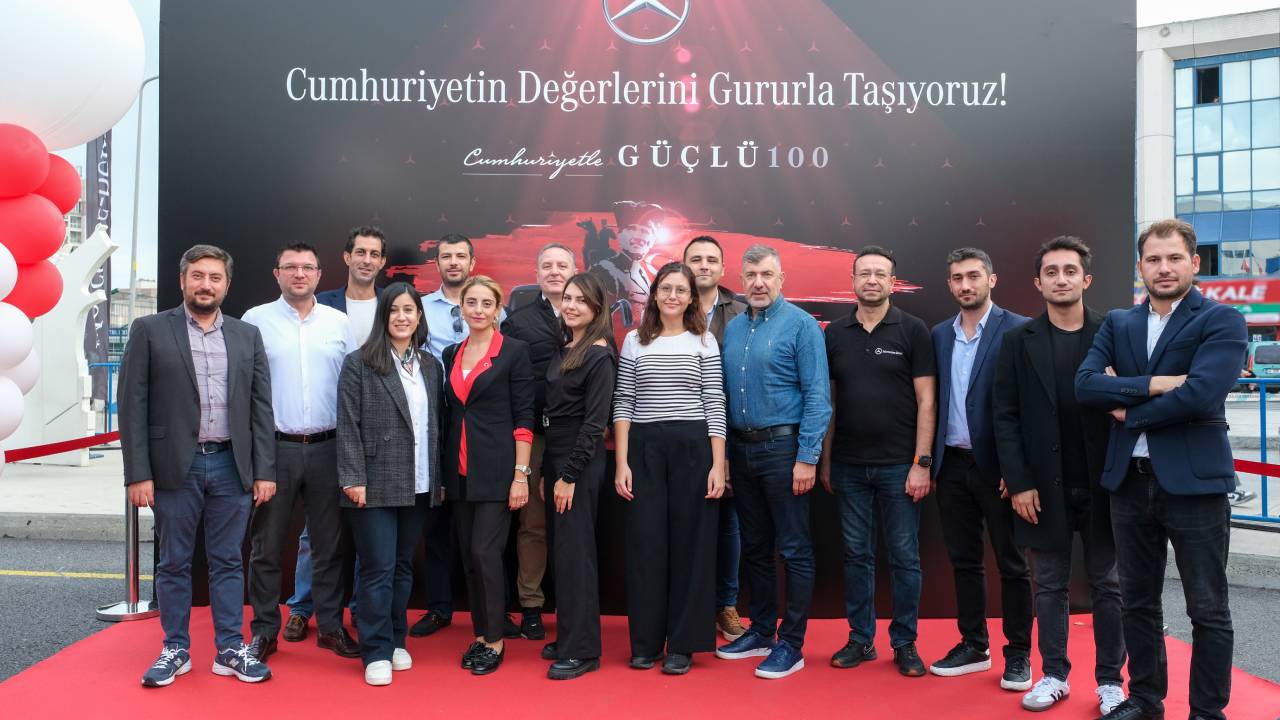 Mercedes-Benz Türk, Cumhuriyet’in 100’üncü yılını otobüs kaptanlarıyla kutladı