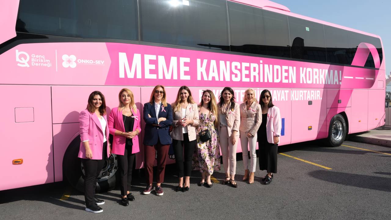 Pembe tasarımlı Mercedes-Benz Travego 16 2+1 ile ‘Meme Kanseriyle Mücadelede Yolumuz Bir’