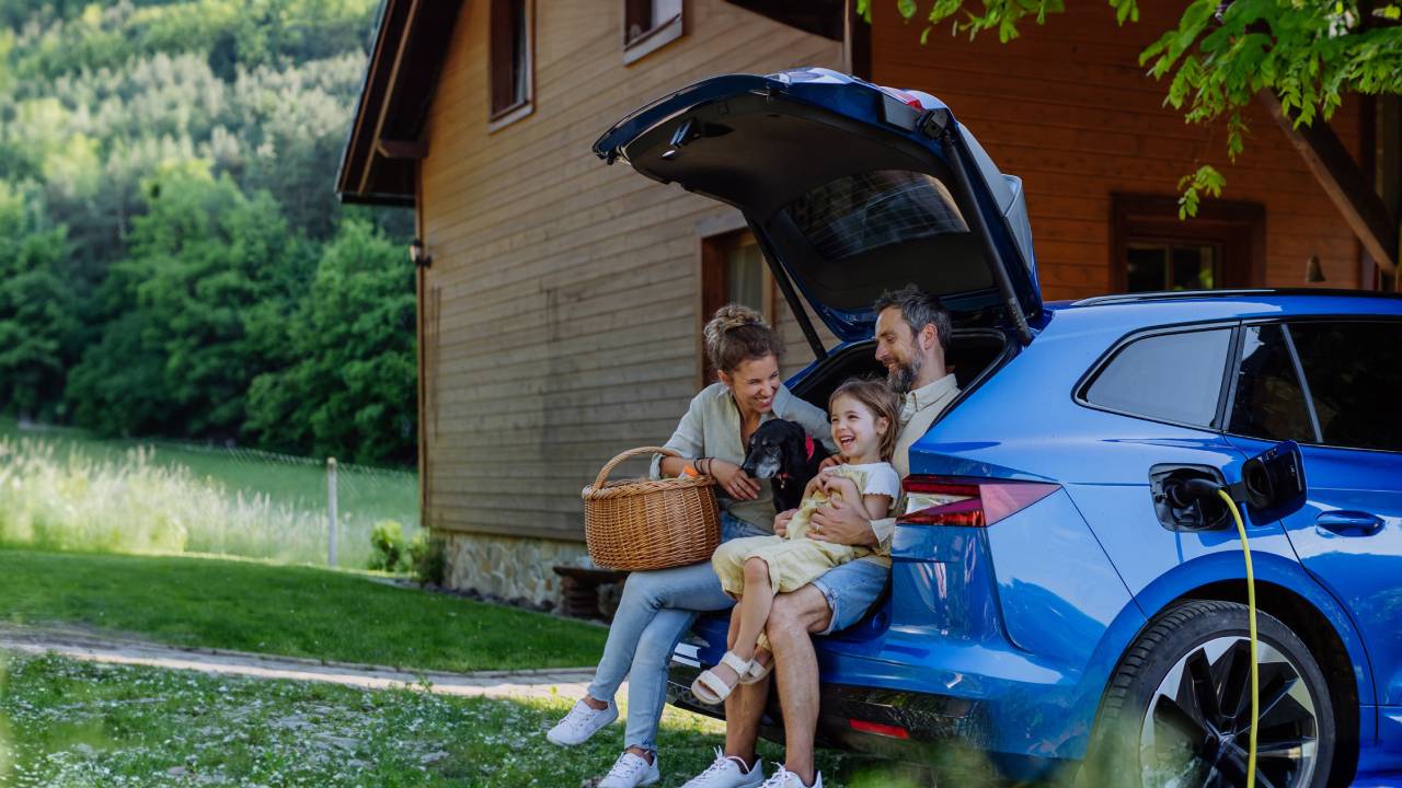 Elektrikli aracına Aksigorta’dan e-kasko yaptıran yolda kalma endişesi yaşamıyor