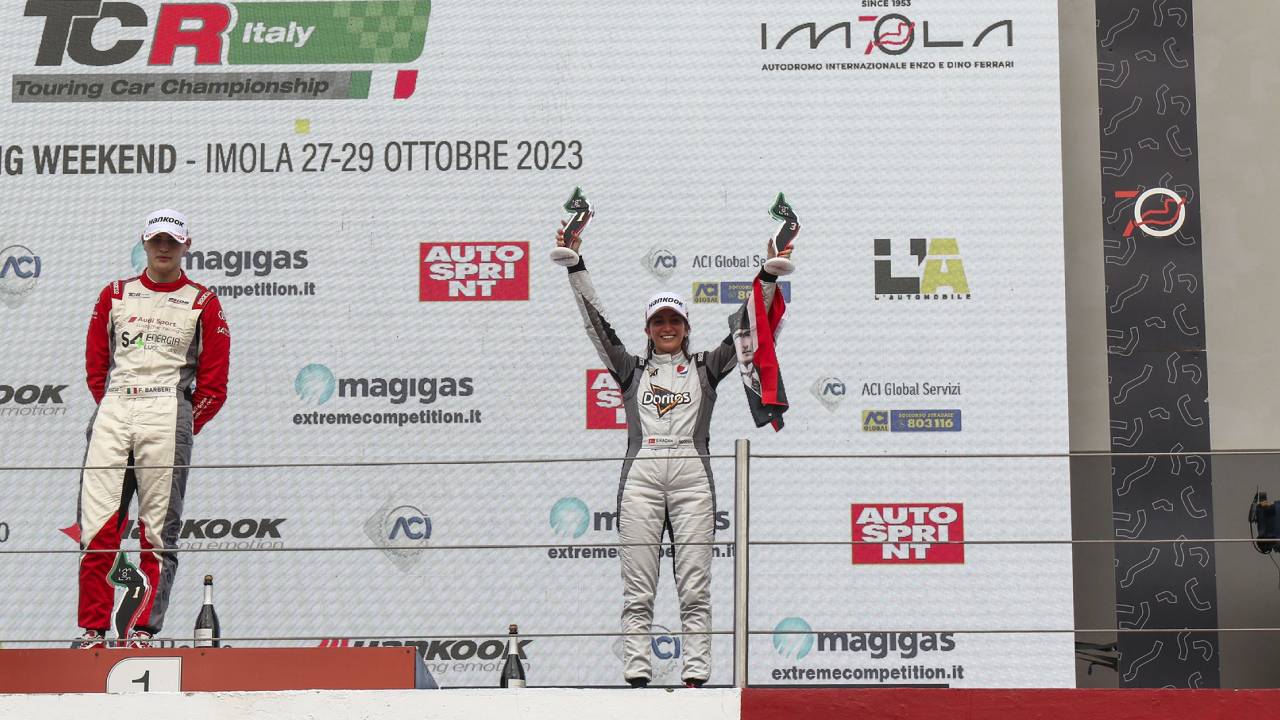 Seda Kaçan Türk bayrağını İtalya’da dalgalandırdı