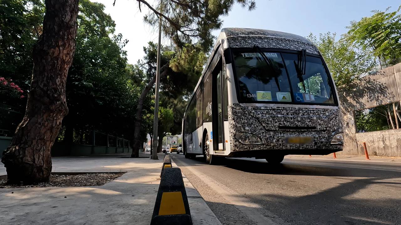 Latin Amerika için üretilen elektrikli Mercedes-Benz eO500U İzmir yollarında test edildi