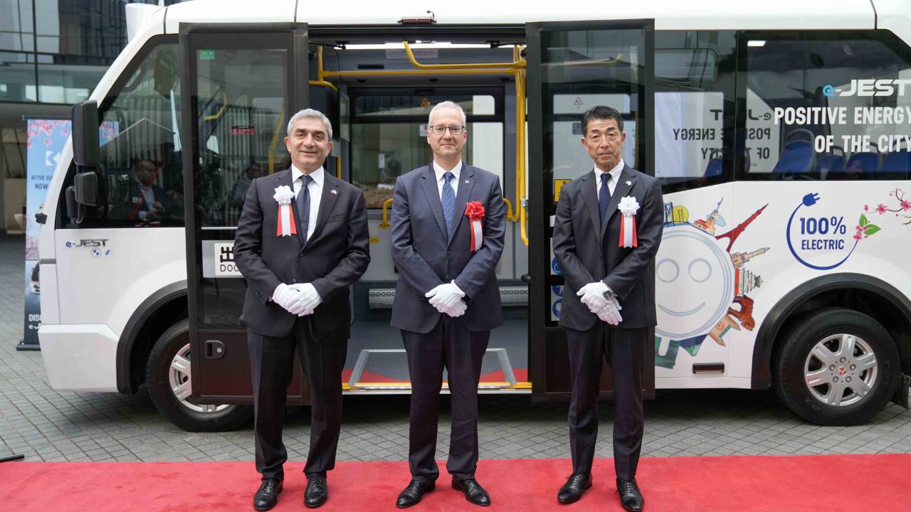 Karsan, Japonya’ya sağdan direksiyonlu elektrikli e-JEST’le çıkarma yaptı