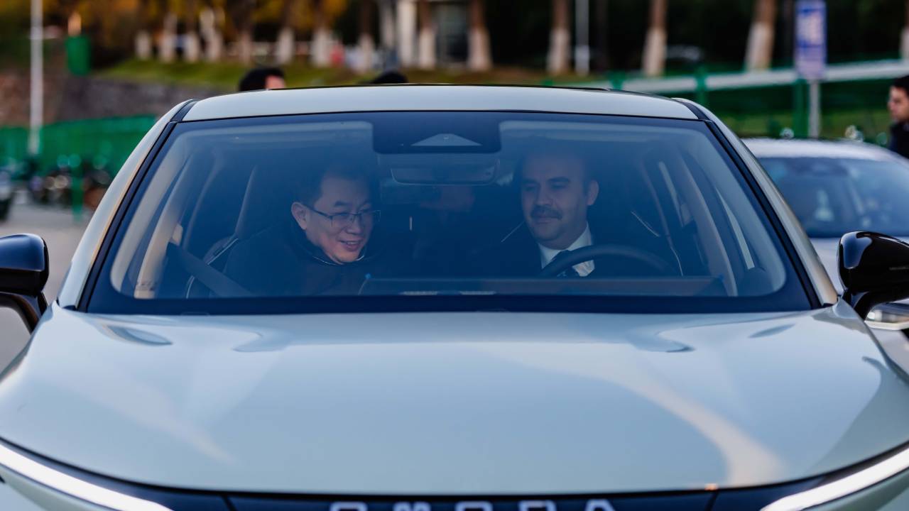 Bakan Kacır önderliğindeki heyet, elektrikli Chery OMODA E5’i test etti