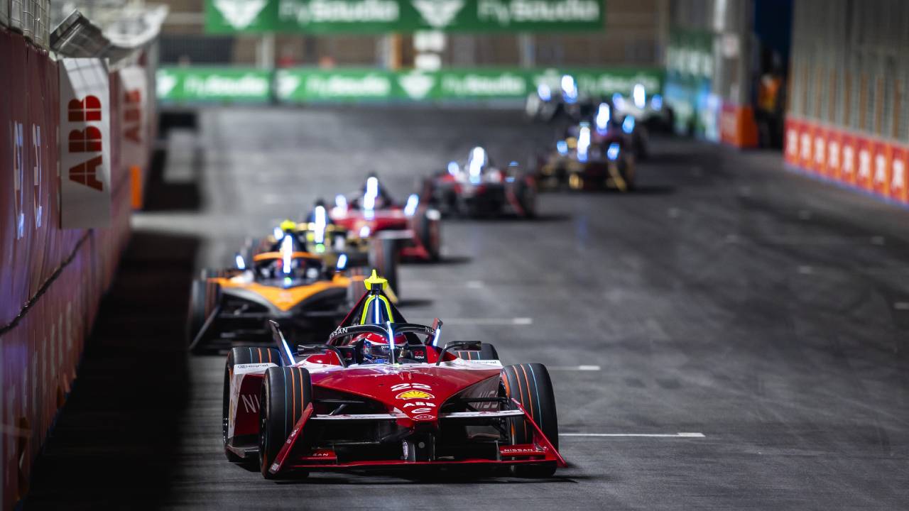 Nissan Formula E Takımı, Diriyah E-Prix’sinde podyumdaki yerini aldı