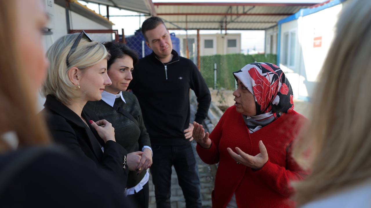 Mercedes-Benz Türk, deprem bölgesine destek çalışmalarını sürdürüyor