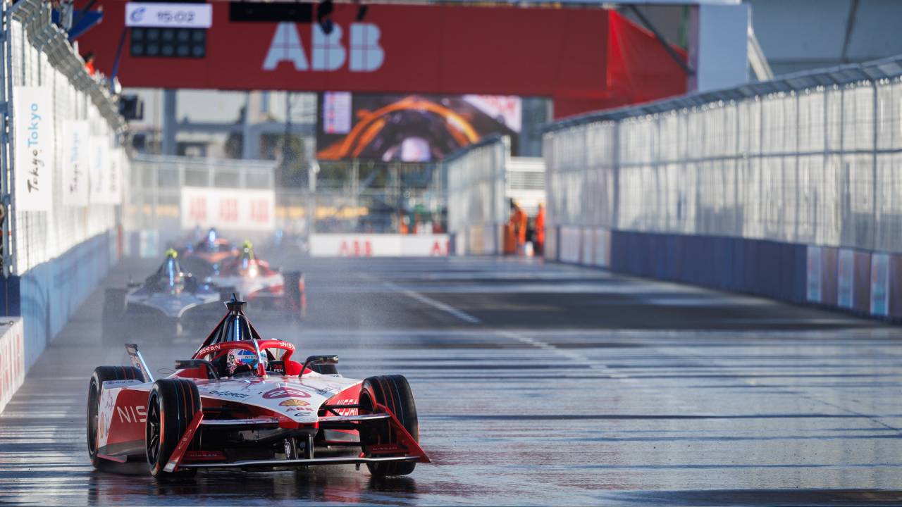 Nissan Formula E Takımı ilk Tokyo E-Prix’sinde tarihi Pole Pozisyonu ve podyum derecesi elde etti