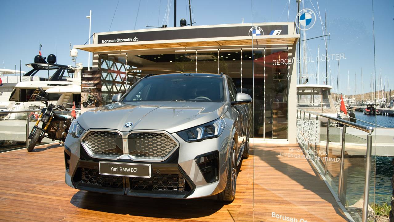 Dinamik tasarım ve geniş yaşam alanını bir arada sunan yeni BMW iX2 Yalıkavak Marina’da