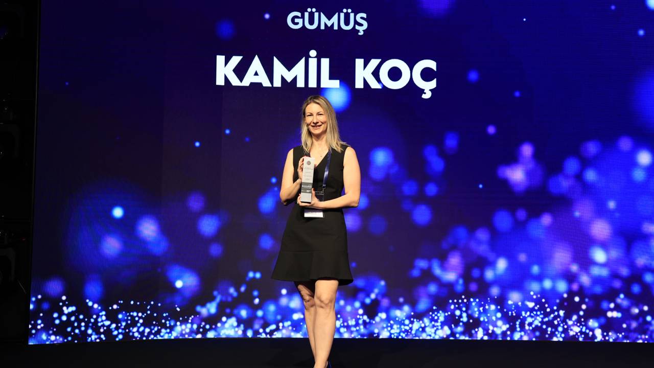 Kâmil Koç bir kez daha Brandverse Awards’tan ödülle döndü