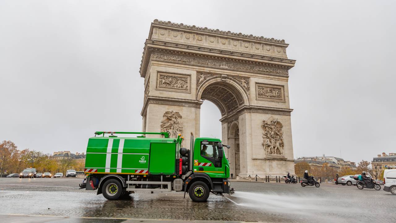 Paris, büyük etkinliklere Allison şanzıman donanımlı temizlik araçlarıyla hazırlanıyor