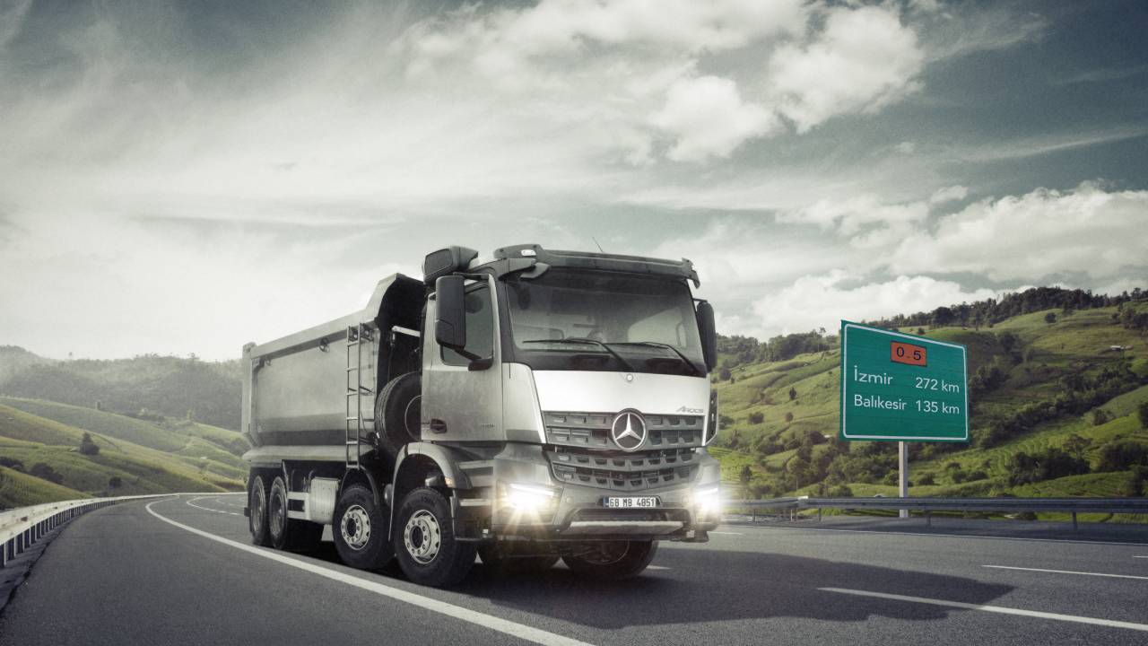 “Şantiyedeki Güç”: Mercedes-Benz Arocs 4851 K, ağır yükler altında sürüş güvenliğini garantiye alıyor