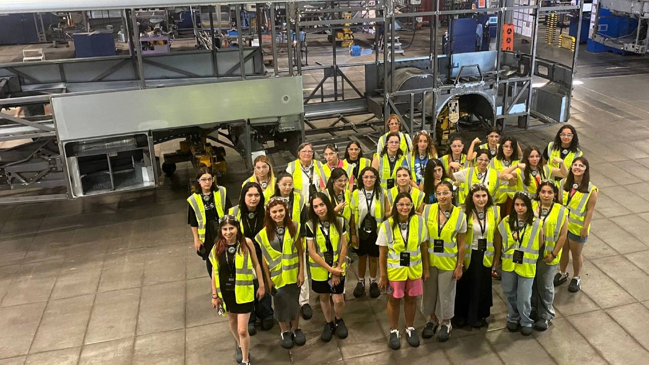 Mercedes-Benz Türk, Yıldız Kızlar’la geleneksel İstanbul ziyaretinde bir araya geldi