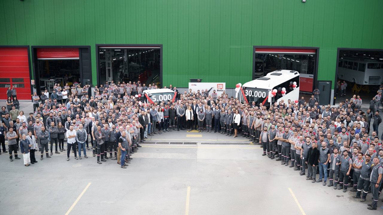 Otokar’ın 30.000’inci Sultan Otobüsü ile 5.000’inci Atlas Kamyonu üretim bandından indi