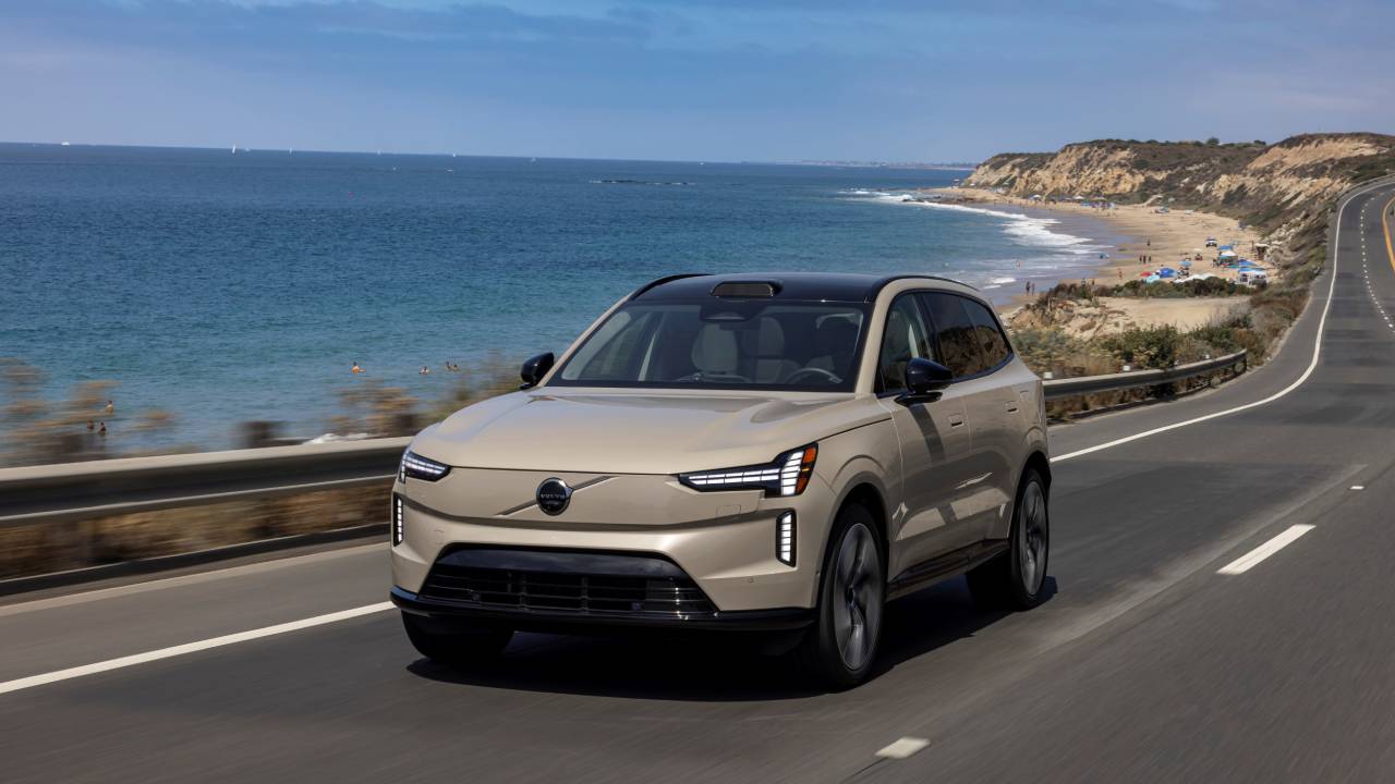 Volvo Cars, yeni, gelişmiş Volvo XC90’i ve tamamen elektrikli SUV’u yeni Volvo EX90’i tanıttı