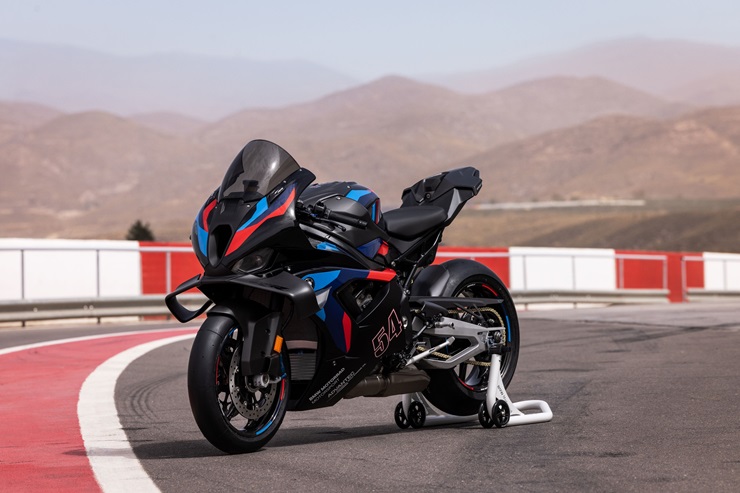 BMW Motorrad Güncellenen Superbike ve Hyper Naked Modellerini Tanıttı