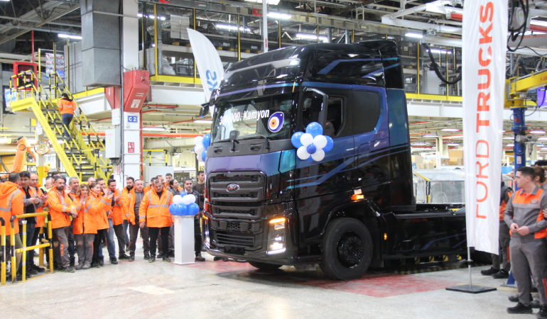 Ford Trucks 300 Bininci Kamyonunu Hattan İndirdi