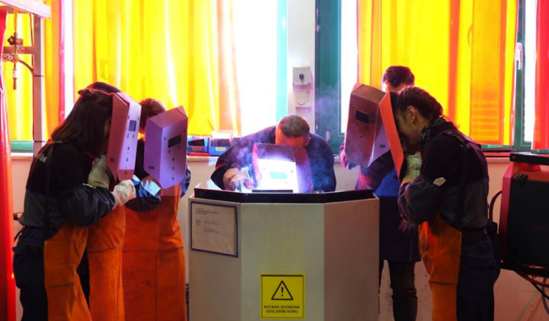 Mercedes-Benz Türk Mesleki Eğitim Programlarıyla “Kadının Yapamayacağı İş Yok” Diyor!