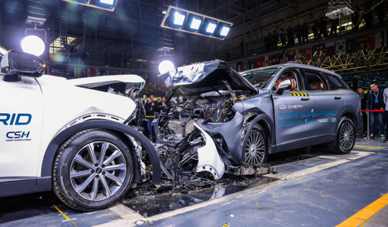 Chery TIGGO9 CSH İki Araçla Önden Çarpışma ve Yüksek Hızlı Spiral Takla Testini Başarıyla Geçti!