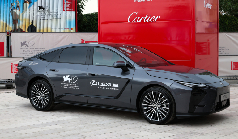 Yeni Lexus ES Sedan, 82. Venedik Film Festivali’nde Kırmızı Halının Yıldızı Oldu