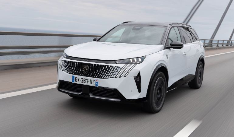 PEUGEOT, E-5008 İle Teknolojiyi, Tasarımı ve Sanatı Buluşturuyor