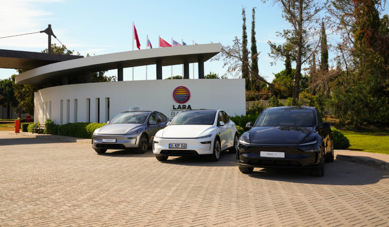 Yeni Tesla Model Y, Lara Barut Collection’da Tanıtıldı