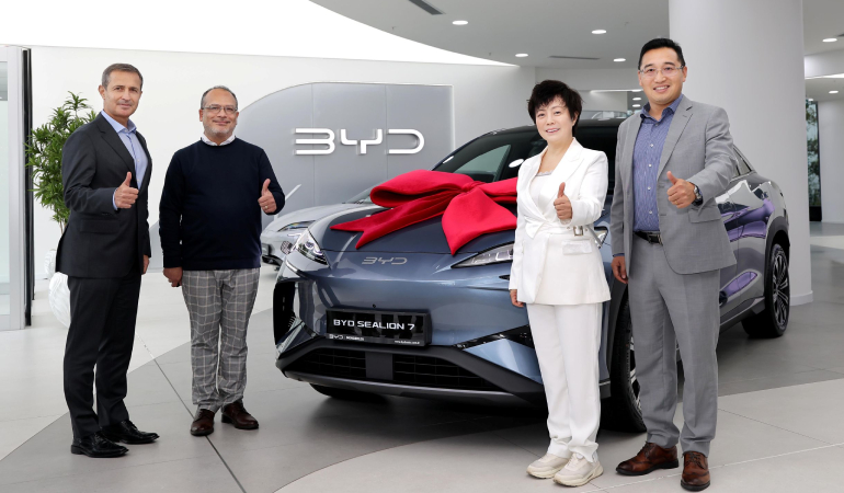 BYD Başkan Yardımcısı Stella Li, Türkiye’de İlk SEALION 7 Teslimatını Gerçekleştirdi