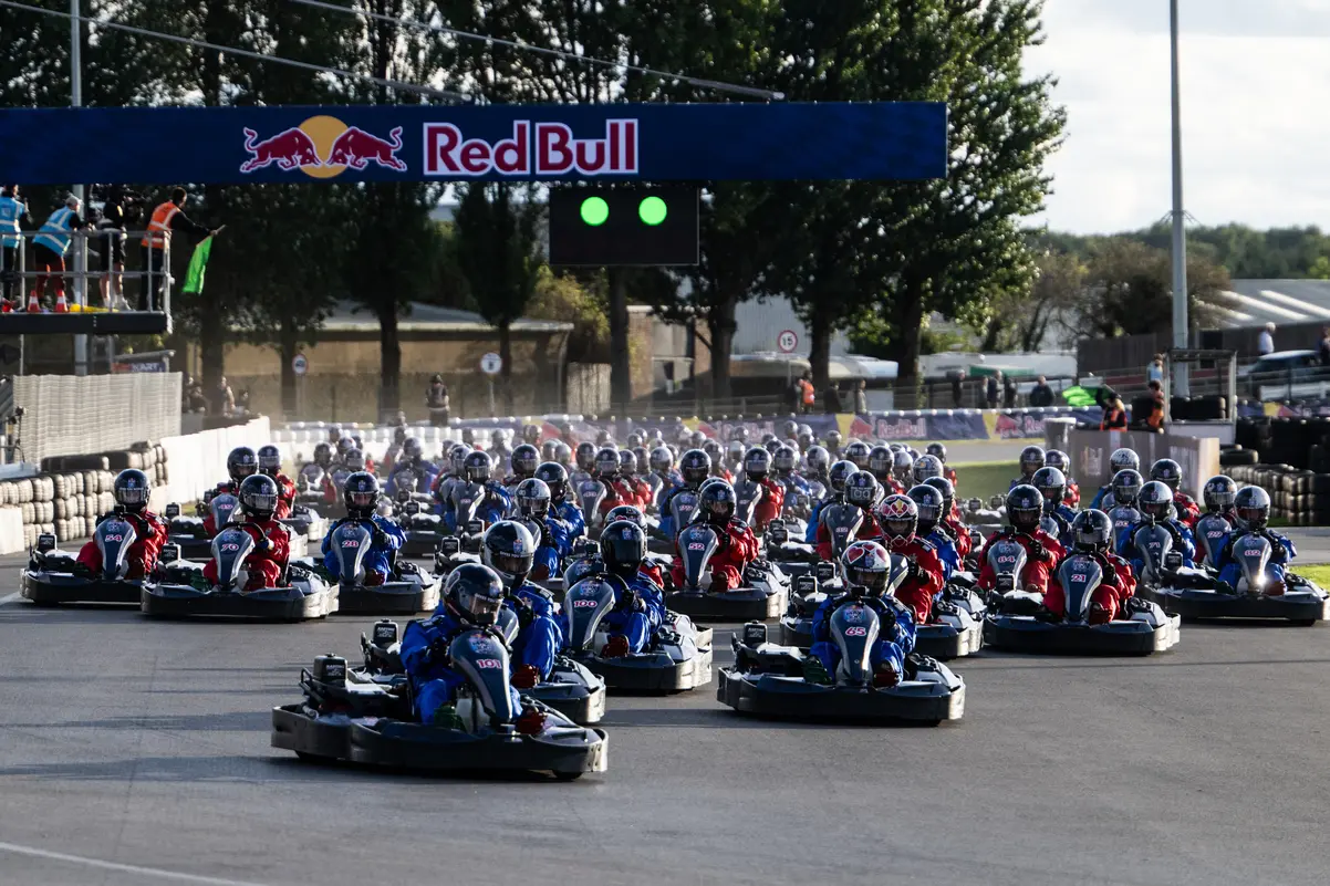 Verstappen 100 geçişle rekora imza attı