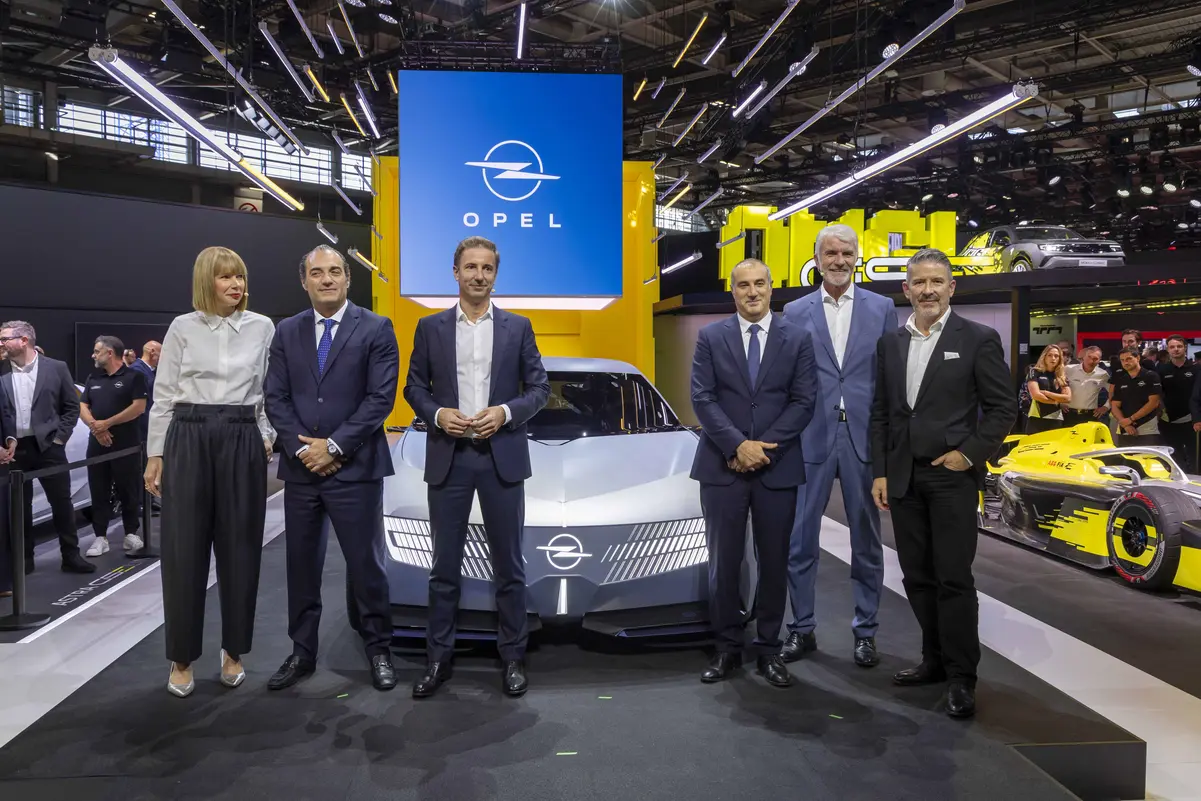 Opel’den Paris’te iki sürpriz dünya prömiyeri